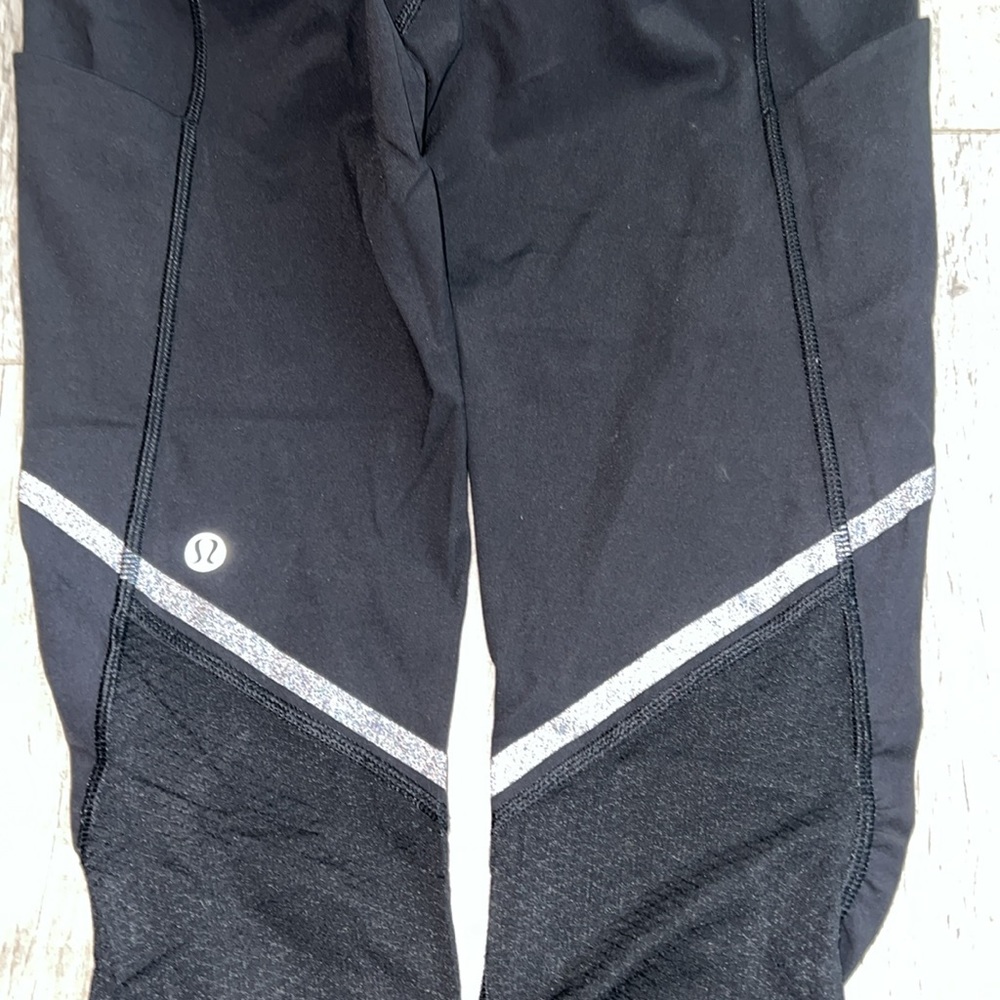 Lululemon Athletica Capri Leggings With Reflective Trim Size 4‎ Black